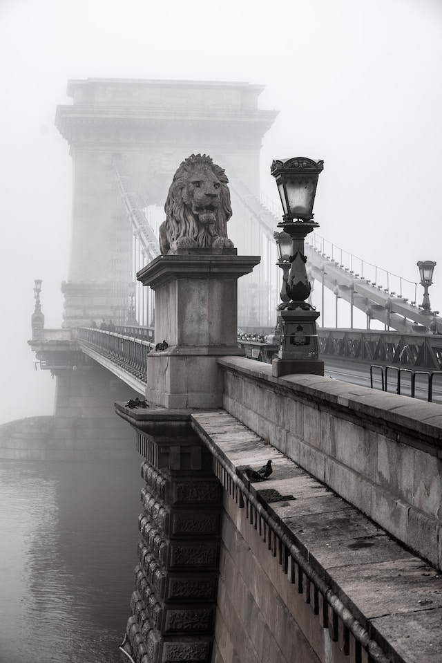 picture from the Chainbridge in fog