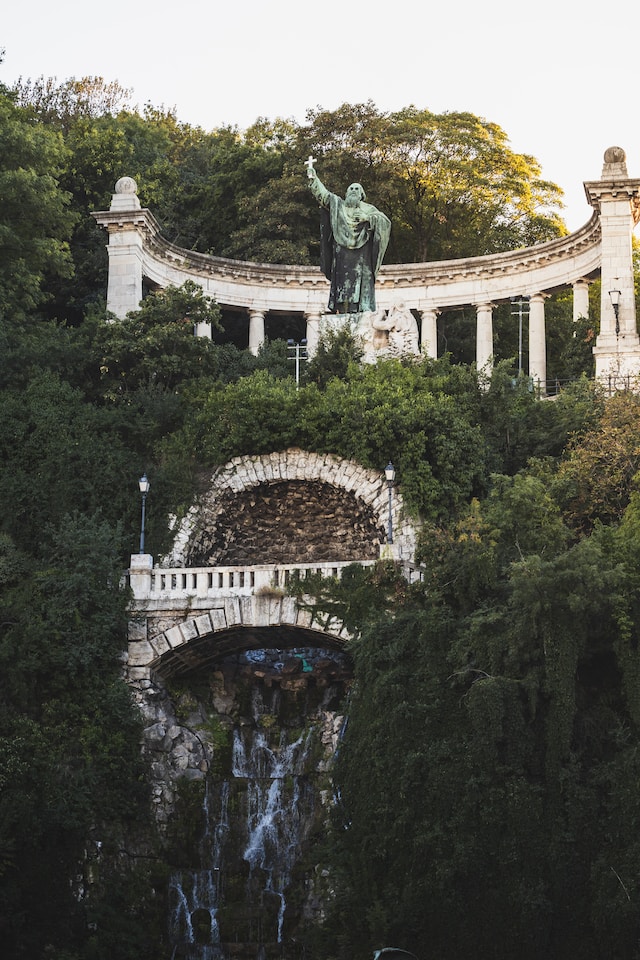 picture of entree of Gellert montain church 